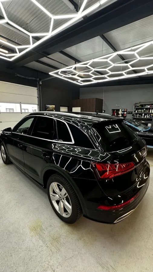 Audi Q5 SUV mit getönten Scheiben