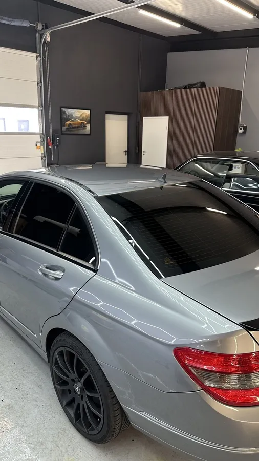 Mercedes C-Klasse mit getönten Scheiben