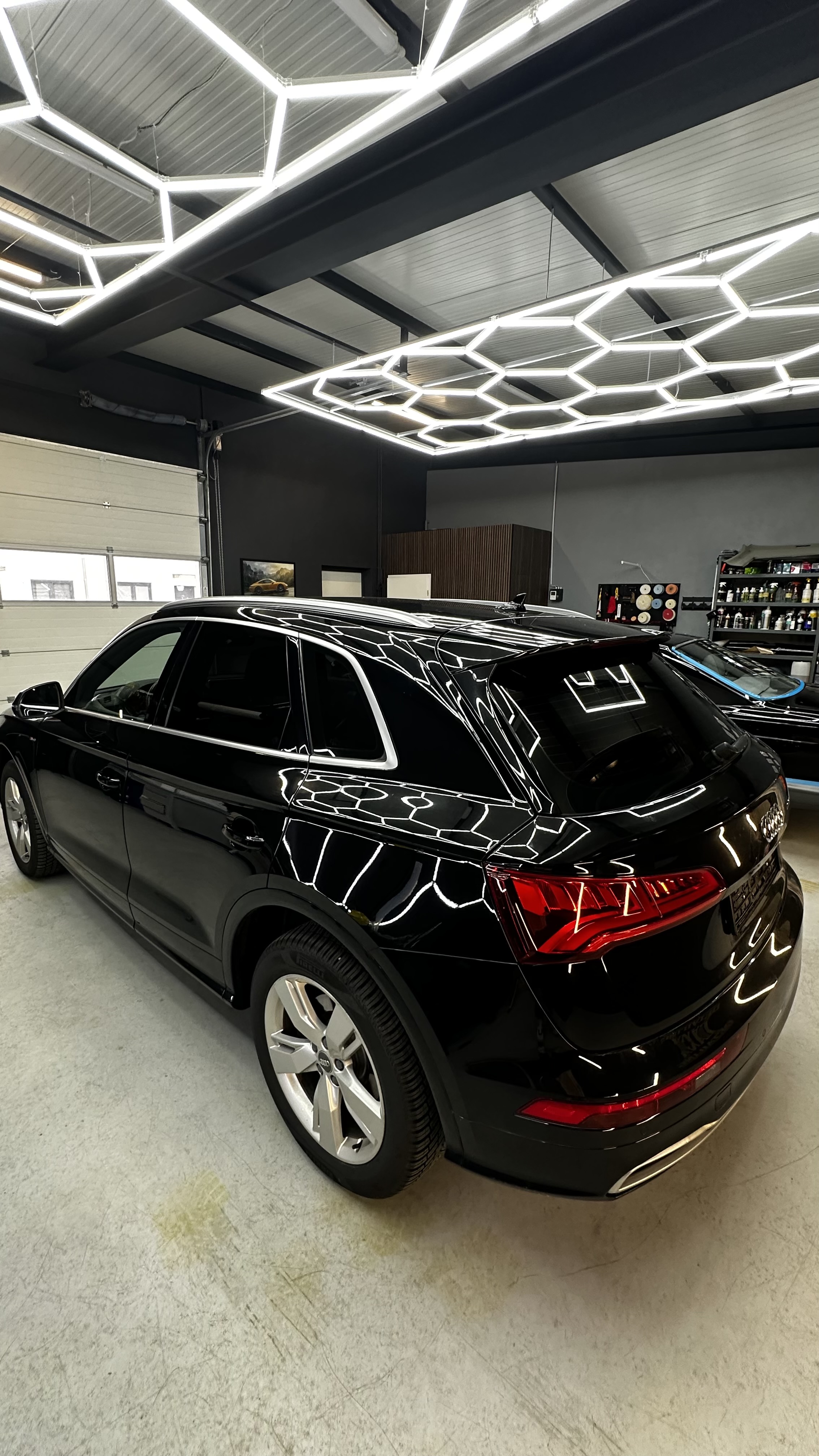 Audi Q5 SUV mit getönten Scheiben